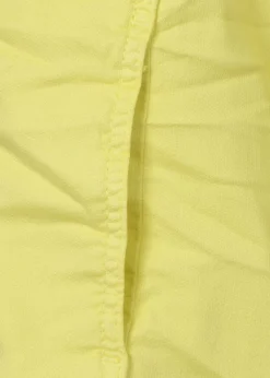 Farbige Jeansjacke mit modischem Crash-Effekt