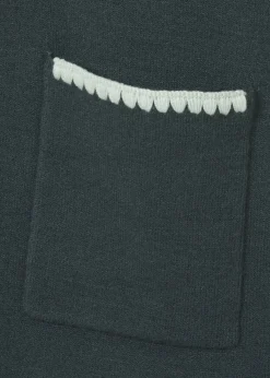 Klassisch kastige Strickjacke mit Kontraststreifen