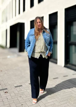 Klassische Bluse mit Allovermuster