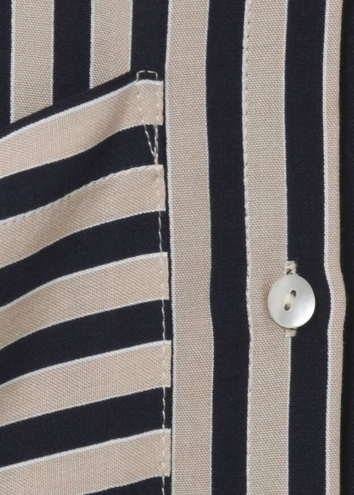 Moderne Bluse mit gestreiftem Allover-Muster