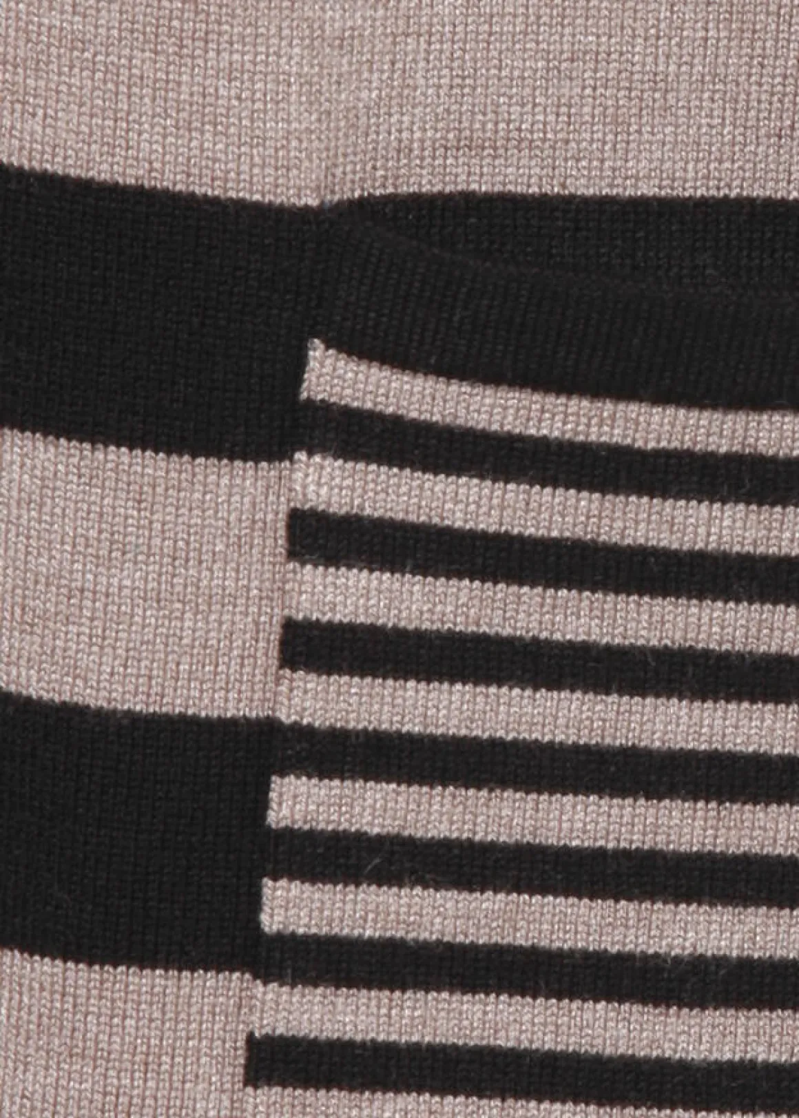 Modischer Pullover mit gestreiftem Allover-Muster