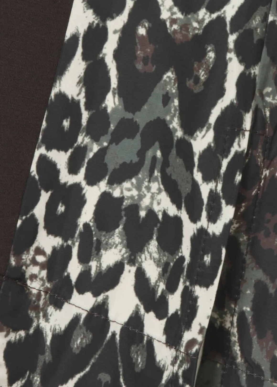 Stehkragen-Sweatshirt mit Leo-Details